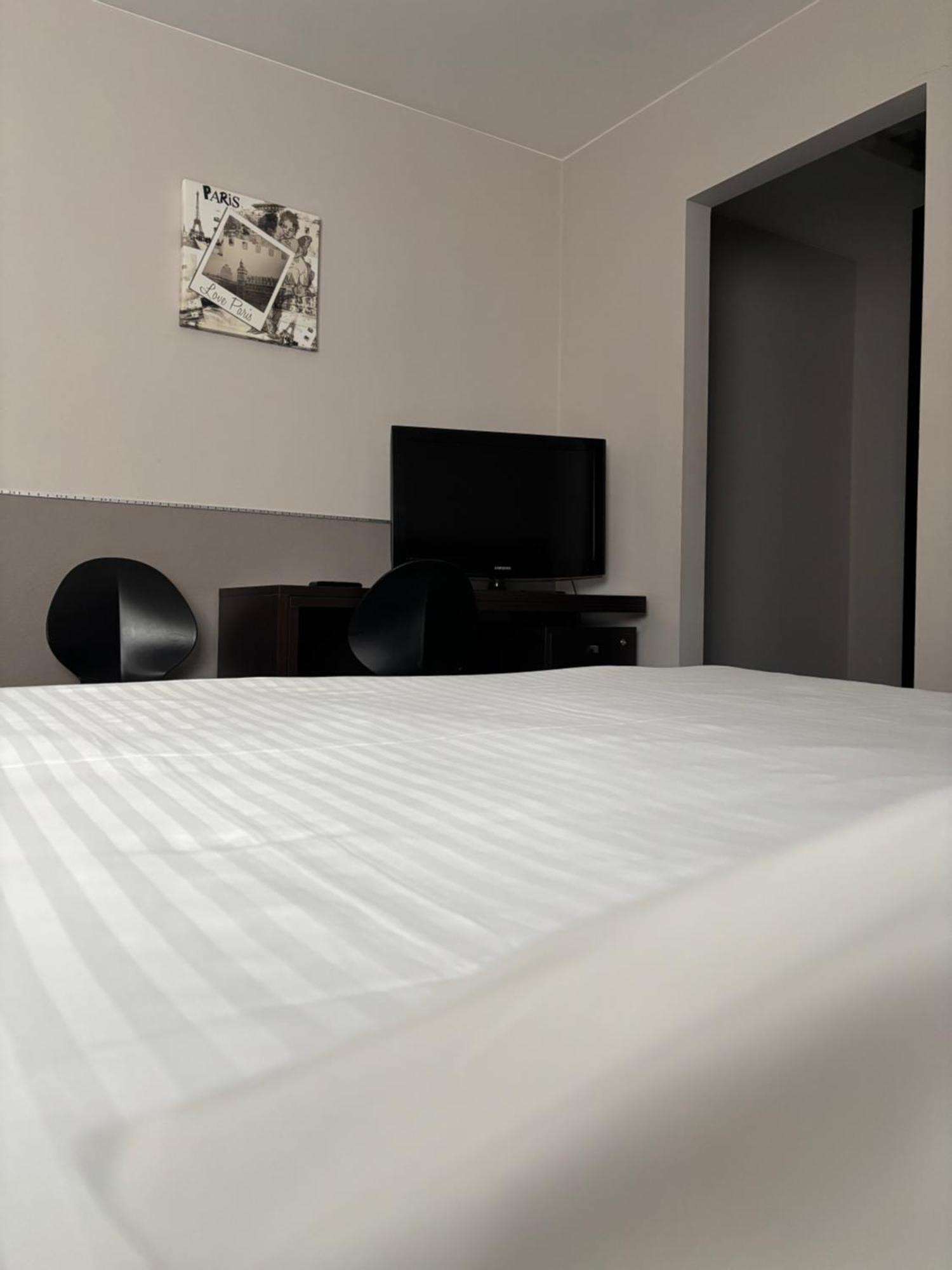 Hotel La Louve La Louviere Bagian luar foto