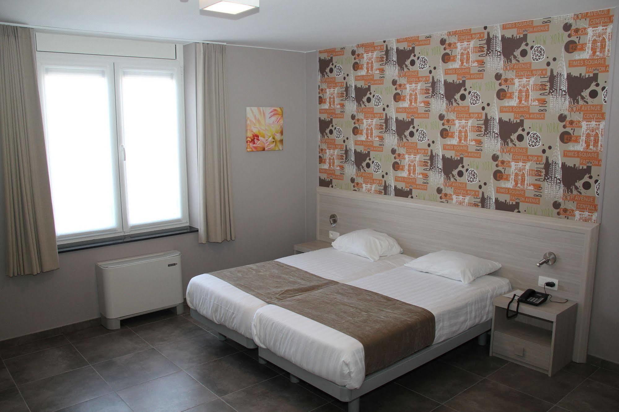 Hotel La Louve La Louviere Bagian luar foto